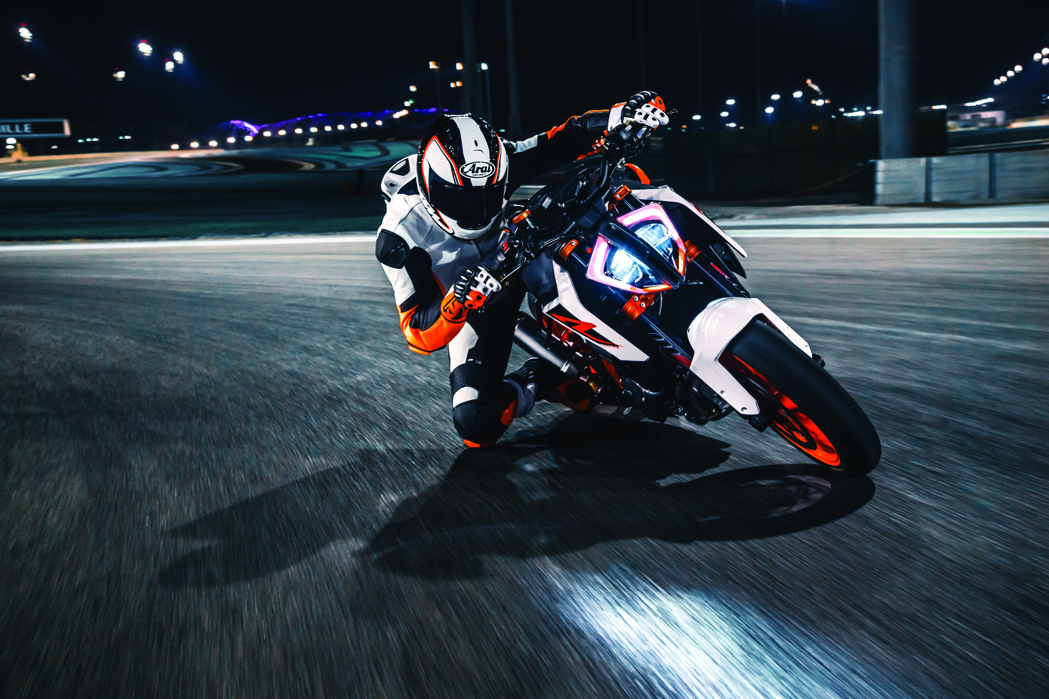 ktm-1290-super-duke-r-my17_action