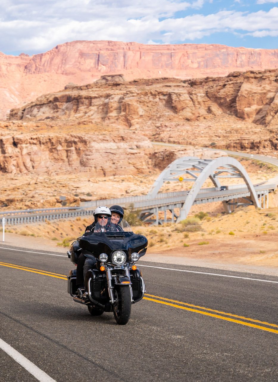 Colorado River Bridge Mit der Harley Davidson® Richtung Monument Valley, Grand Canyon und zur Route 66