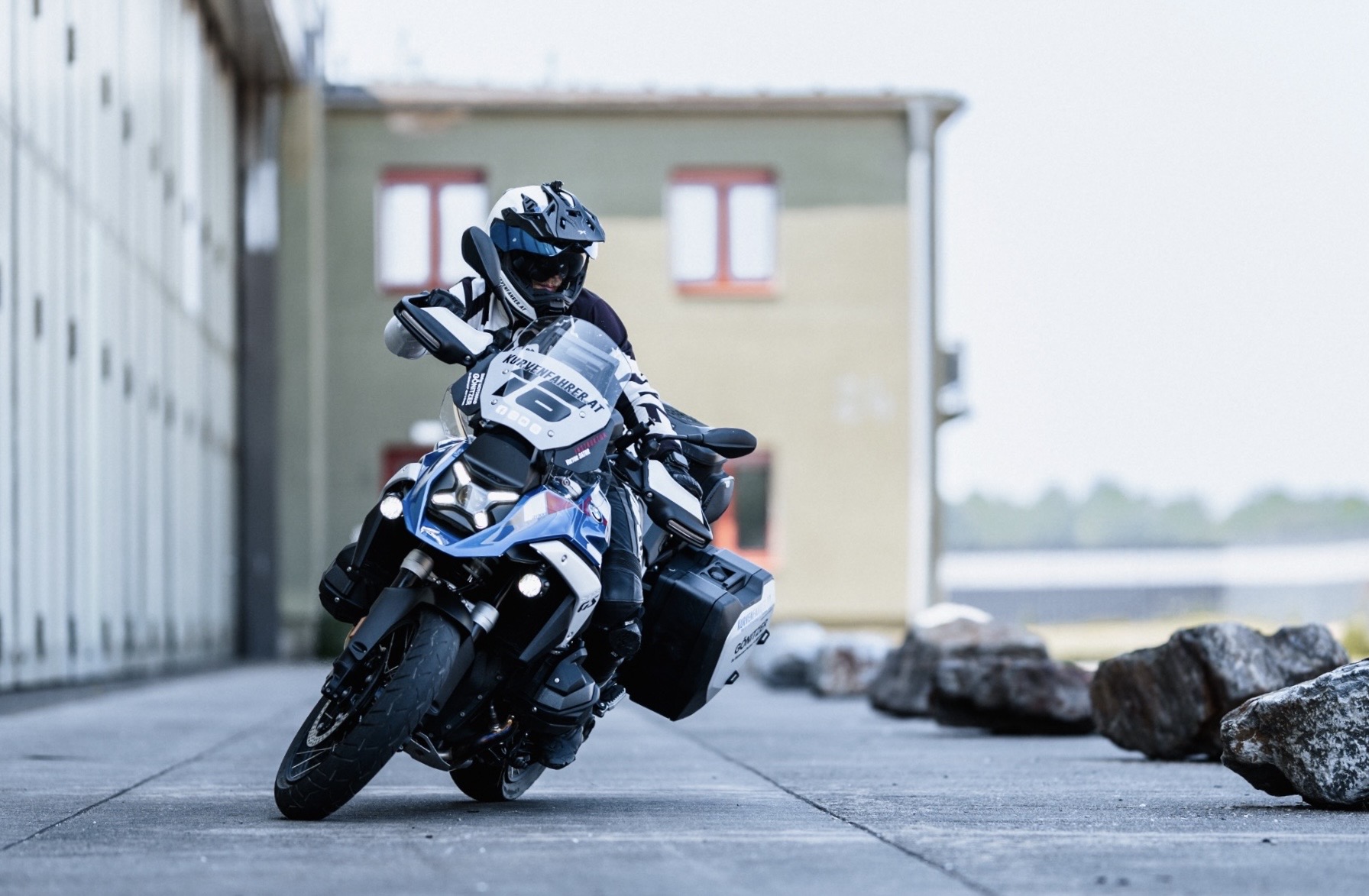 Motorrad wird über den Lenkimpuls in Schräglage gebracht